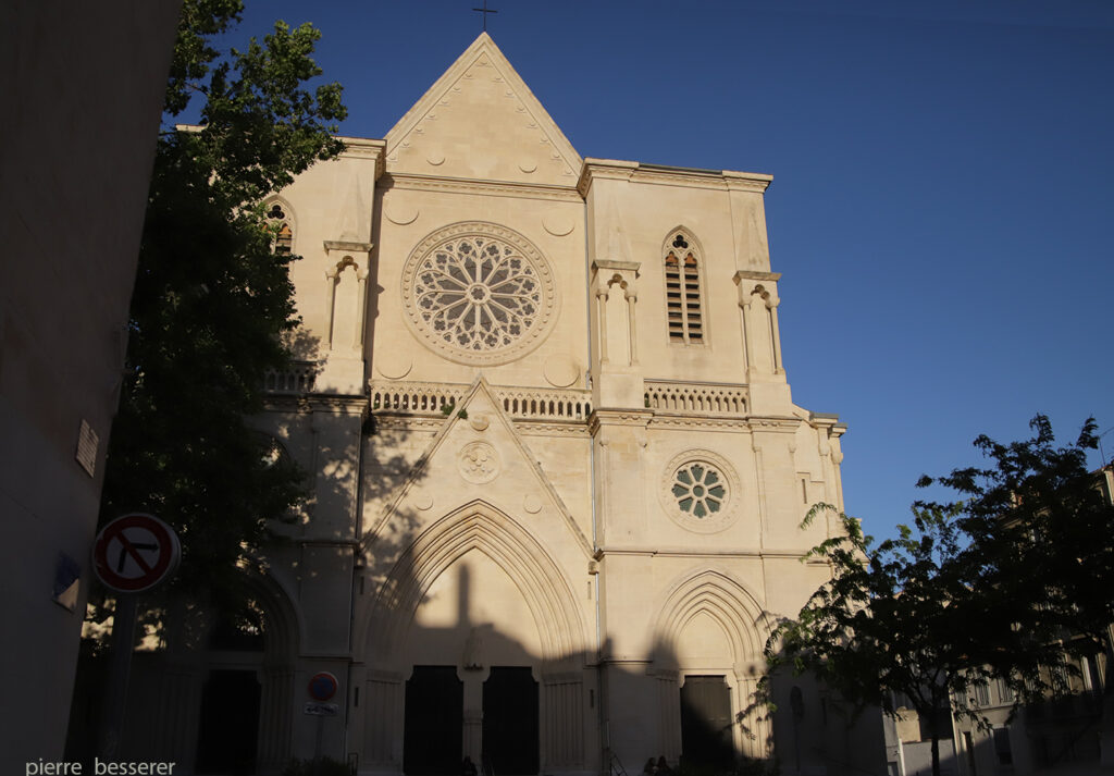 La façade jaune de Saint-Michel-Archange.  en pierres de Beaucaire