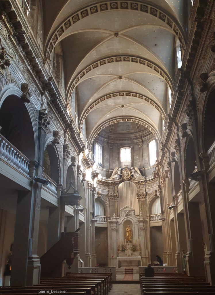 La nef de l'église de la mission de France